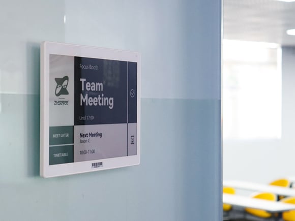 Elektronisches Regaletikett im Büro