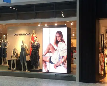 Tela LCD na vitrine de uma loja de varejo