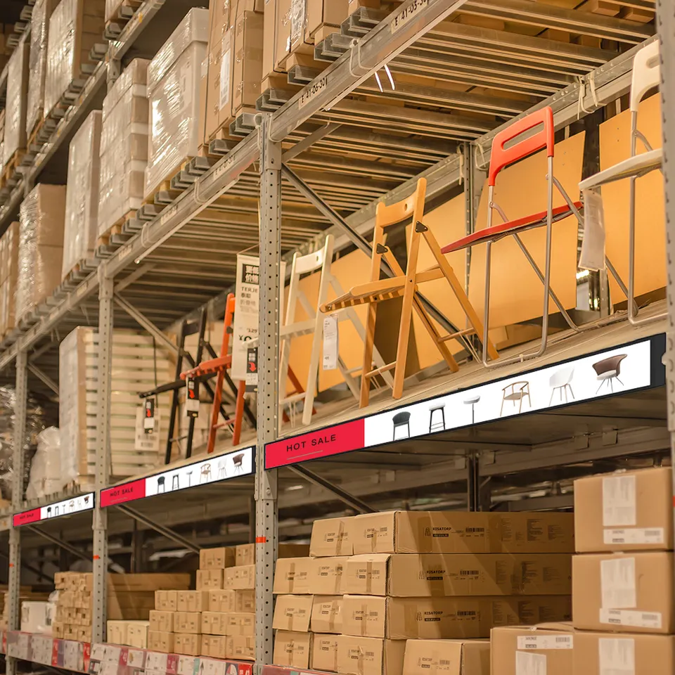 ЖК-дисплей с краю полки