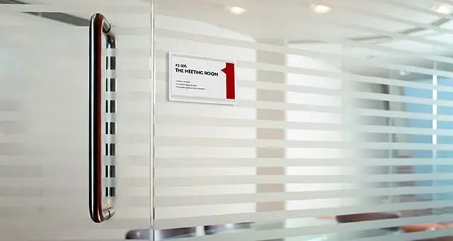 Uma placa indicando a sala de reuniões na parede