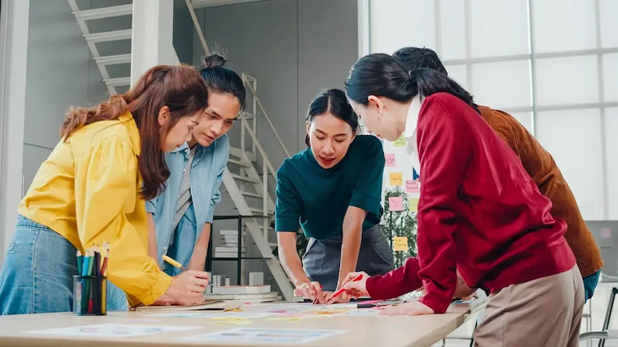 Empresários e empresárias reunidos para uma sessão de brainstorming