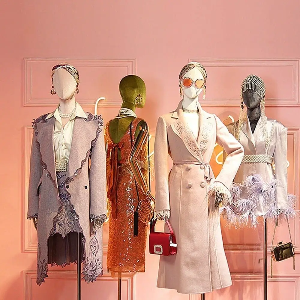 Exposição de roupas em manequins
