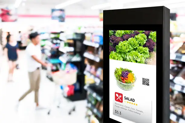 Sinalização digital em um supermercado