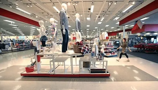 Vitrine na entrada com manequins