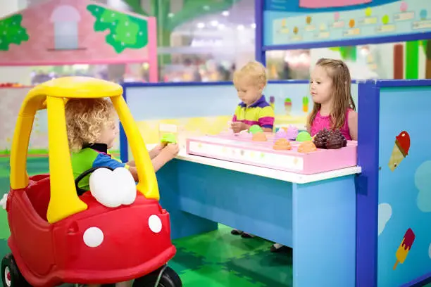 Crianças brincando com brinquedos em um supermercado
