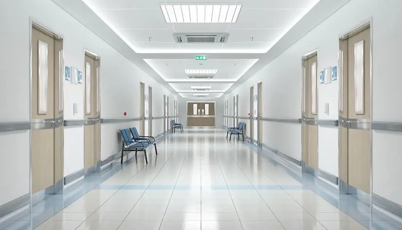 Longo corredor de hospital com assentos vazios