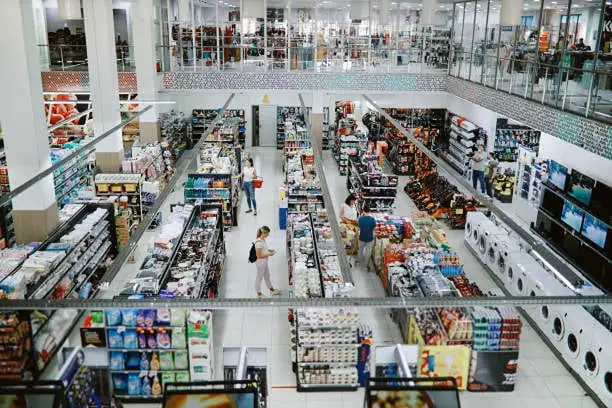 Muitos clientes em um supermercado