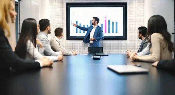 Sala de reuniões com uma grande tela digital