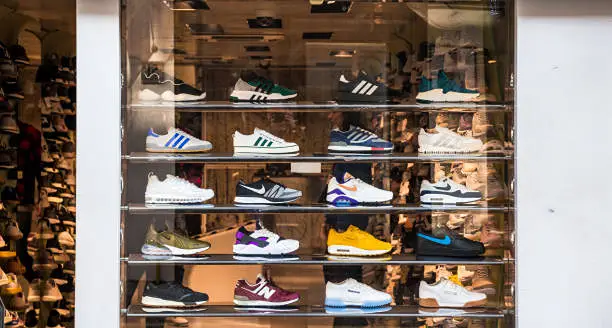 Sapatos colocados em prateleiras portáteis
