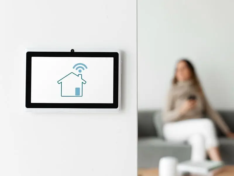 monitor do painel de automação residencial na parede 1