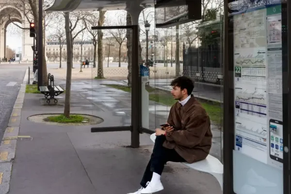 لافتة رقمية لمحطة الحافلات